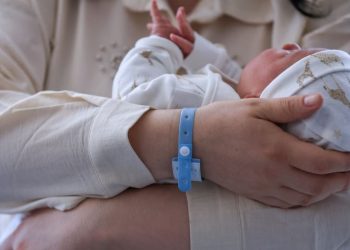 Dashuria lufton frikën e nënave të reja në QKUK –