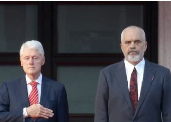 Me flamuj amerikanë, shqiptarët nderojnë Bill Clintonin –