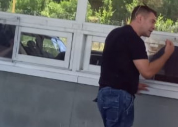 Publikohet foto e Arben Ahmetajt duke ikur në Greqi –