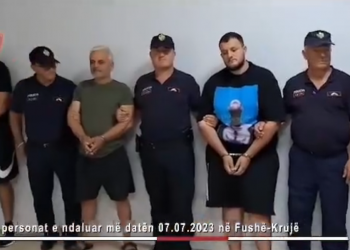 VIDEO/ Me pranga në duar, ja si u arrestuan të “fortët” e fisit Rraja –