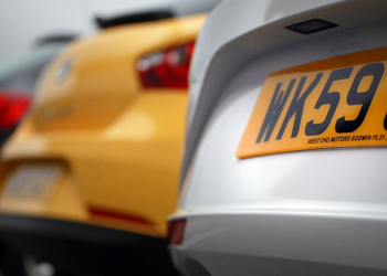 “Janë të papërshtatshme”, Britania e Madhe zbulon listën e targave të ndaluara –