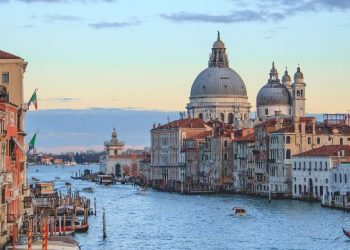 UNESCO kërkon përfshirjen e Venecias në “listën e zezë” –