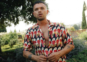 Limani habit me gjestin e tij gjatë koncertit –