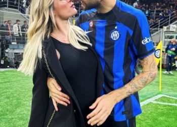 FOTO/ Gruaja e titullarit interist pozon nudo, fansat “e humbin komplet” –