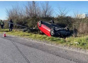 Makina ‘ngulet’ në tokë në Spille (FOTO) –