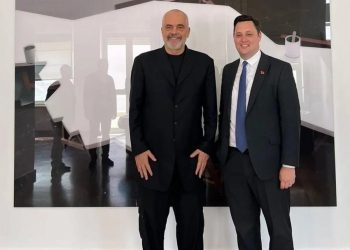 Kryebashkiaku anglez qe fshehu vizitën erdhi në Tiranë për Portin e Durrësit –