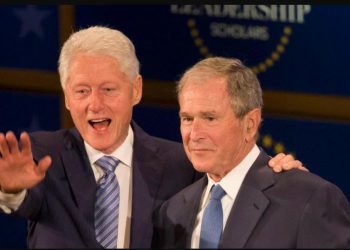 Presidentët Bill Clinton dhe Xhorxh Bush janë pranë Wilsonit në ‘Malin Rushmor’ shqiptar –