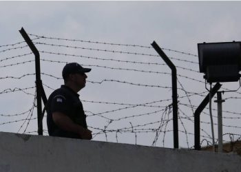 Sherr në burgun grek, shqiptarët ‘përleshen’ me… –