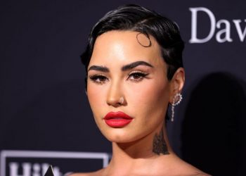 Demi Lovato zbulon vështirësitë që ka me shikimin dhe dëgjimin –