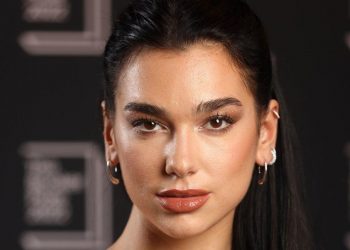 Ylli i njohur i këngës, Dua Lipa nuk ndalet me fotot nga pushimet e saj (Foto dhe video) –