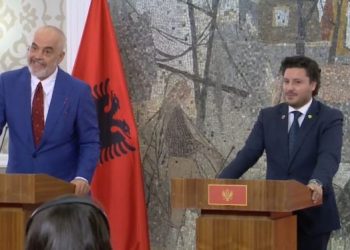 Unë flisja, Glauku qeshte, Albini është në hallin e tij. E njihni Oso Kukën? –