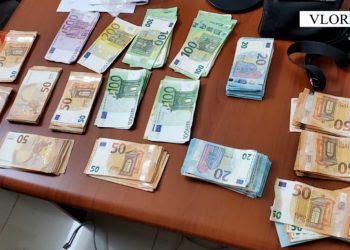 U kap 16 mijë euro të padeklaruara në Portin e Vlorës, procedohet 37-vjeçari –