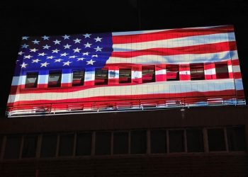 Flamuri amerikan ndriçon ndërtesën e Presidencës dhe Kuvendin e Kosovës –