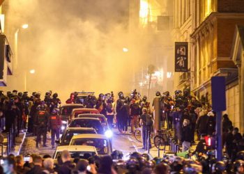 Trazirat vazhdojnë, vdes i riu nga një plumb gome i përdorur nga policia në Marsejë –