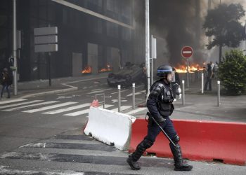 Përleshje në Francë, vdes protestuesi. Macron iu drejtohet të rinjve: Qëndroni në shtëpi –