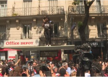 Vdekja e një personi me ngjyrë në paraburgim, rikthehen protestat në Francë –