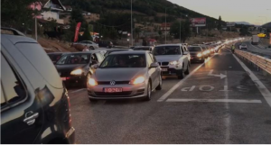 Radhë të gjata në pikën kufitare të Qafë-Thanës –