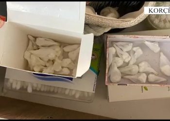 Kokainë dhe armë të ftohta në banesë, arrestohen dy persona në Korçë –