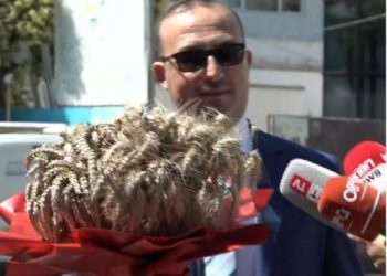 Surprizues si gjithmonë, Koreshi tregon arsyen se pse shkoi me një buqetë me grurë në Kuvend –