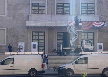 Po vjen Clinton! Kryeministria vishet me ngjyrat e flamurit amerikan (FOTO) –