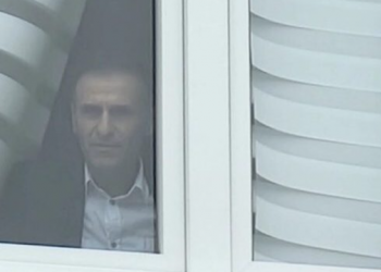 Tensionet në veri të Kosovës! Kryetari i Leposaviçit vijon ngujimin –