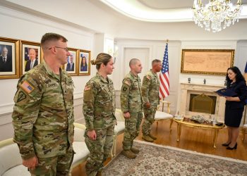 Osmani dekoron udhëheqësit ushtarakë amerikanë të KFOR-it –