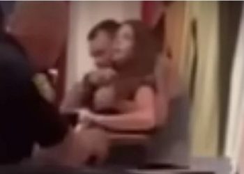 E tmerrshme, burri kërcënon me thikë nënë e bijë, qëllohet për vdekje –