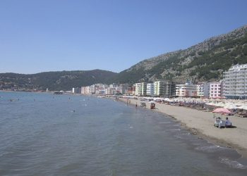 Çfarë po ndodh? Gruaja rrezikon të mbytet në Shëngjin –