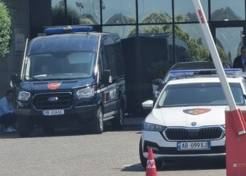 Tirana “gardh” me policë! Rama shkon në Rinas, pret presidentin Clinton –