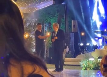 Berisha në dasmë në Tropojë, Shkëlzeni dhe Armina e djegin (VIDEO)
