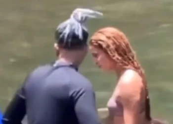 Shakira kapet “mat” me këngëtarin latin duke… –