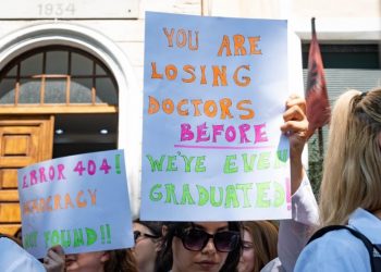 “Po na privohet e drejta e lirisë së lëvizjes për punësim”, protesta e studentëve të Mjekësisë spostohet para Kuvendit –