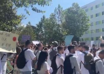 Studentët e mjekësisë marshim drejt Kuvendit: Po përdoremi si kavie