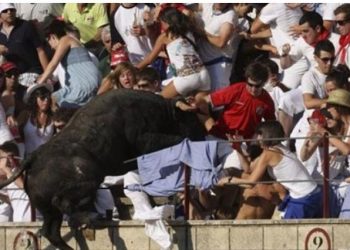 Provokohet demi/ Kalon rrethonjën dhe plagos dy persona –