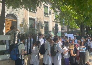 Qeveria vendos për punë të detyruar, nesër PARALAJMËROHET protestë nga studentët e mjekësisë –