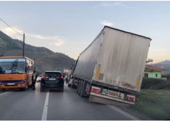 Aksident në Librazhd, trajleri del nga rruga –