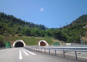 Makina shpërthen në flakë gjatë ecjes në tunelin e Elbasanit –