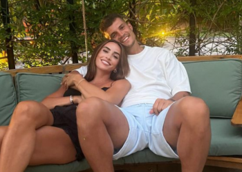 Granit Xhaka shfaqet i lumtur në krah të bashkëshortes në Turqi –