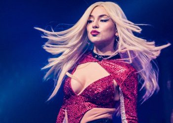 Guxon Ava Max, këngëtarja duket provokuese me bikini të kuq (FOTO) –