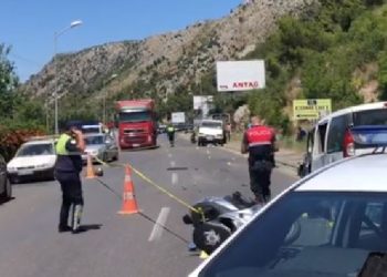 Makina përplas motorin në aksin Librazhd-Elbasan, lëndohen 2 persona –