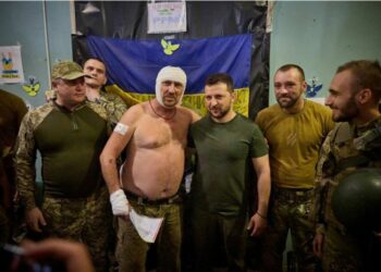 Të fashuar, Zelensky takon ushtarët në vijën e frontit –