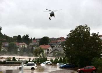 Alarm i kuq nga përmbytjet në Slloveni, ka të vdekur –