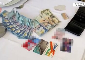 Humbën portofolat në rrugë, policia ua dorëzon 3 turistëve në Vlorë –