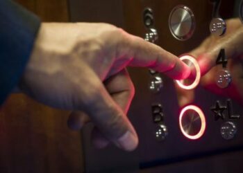 Bllokohen në ashensor, 2 burrat s’durojnë dot dhe përleshen