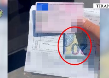 Me celular e pa rrip sigurimi, 67 shoferë u ofrojnë lekë policëve –