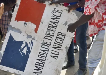 Franca evakuon qytetarët e saj pas tensioneve në shtetin afrikan –