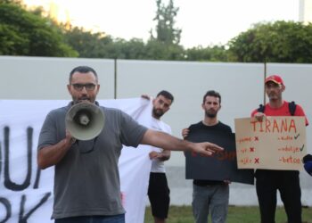 Qori ironizon ndërtimin prapa TOB: Le të ndërtojnë në mes të…