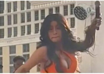 Mikrofoni me të cilin Cardi B gjuajti një fanse u shit 90 mijë euro –