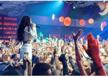 Dhurata Dora po ‘pushton’ skenën me performancat fantastike –