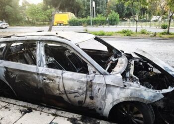 Shpërthen në flakë makina në mes të rrugës –